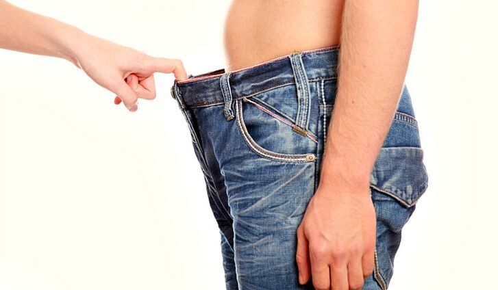žena zaviruje u hlače muškarca s povećanom sodom za penis